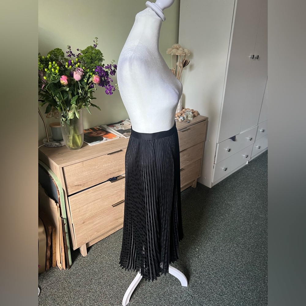 CLUB MONACO Black Pleated Flare Circle Modest Midi Knee-Length Shiny Skirt Sz XS - Picture 10 of 16